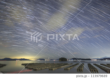 瀬戸内の夏の星景　牡蠣棚並ぶ瀬戸内の星の軌跡 113979689
