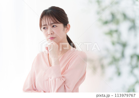 考えるミドル女性 考えるミドル女性 113979767