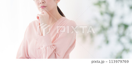 考えるミドル女性 考えるミドル女性 113979769