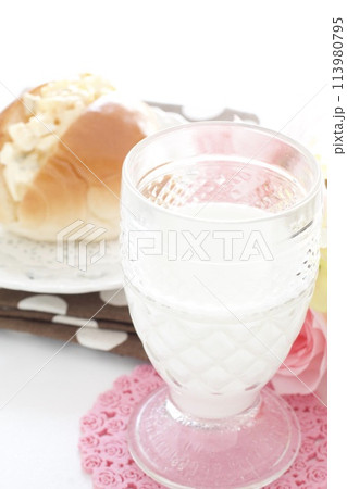 炭酸飲料とロールパンサンド 113980795