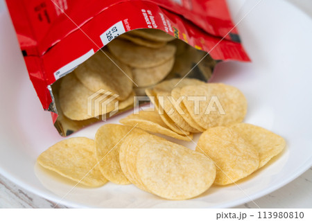 皿に盛られたポテトチップス 皿に盛られたポテトチップス 113980810