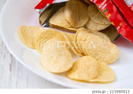 皿に盛られたポテトチップス 皿に盛られたポテトチップス 113980813