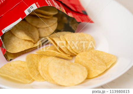 皿に盛られたポテトチップス 皿に盛られたポテトチップス 113980815