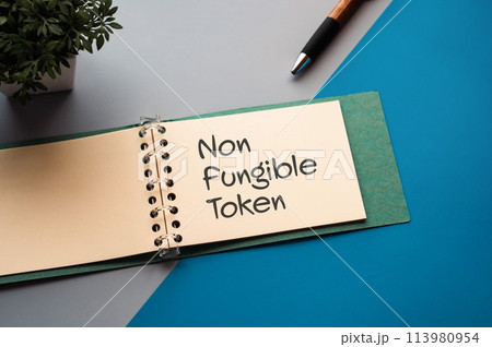 NFT(Non-Fungible Token)という言葉が書かれたノートがあります NFT(Non-Fungible Token)という言葉が書かれたノートがあります 113980954