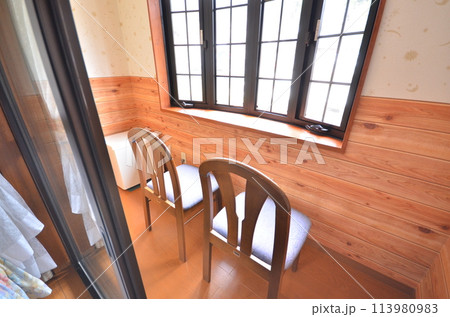 木のぬくもりに包まれた客室　温もりある光が差し込む部屋　日差しの中の静かな休息空間 113980983