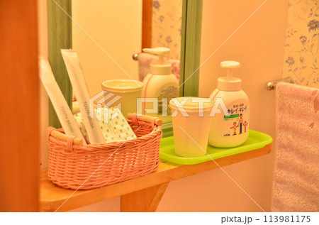 ホテルの洗面台に並ぶ清潔感 暖かい光のバスルームアメニティ 訪れる人をもてなすおもてなし ホテルの洗面台に並ぶ清潔感 暖かい光のバスルームアメニティ 訪れる人をもてなすおもてなし 113981175