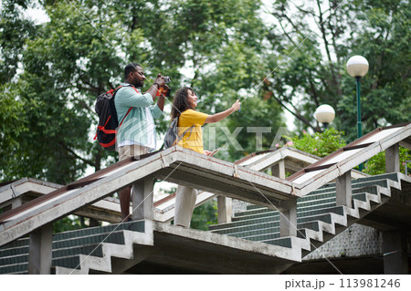 Couple taking pictures of urban scenes 113981246