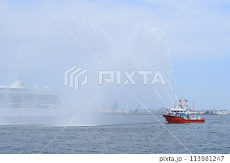 放水する消防艇　 113981247