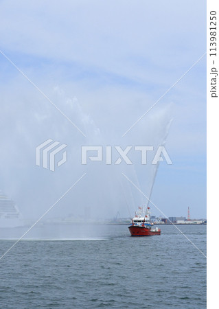 放水する消防艇　 113981250