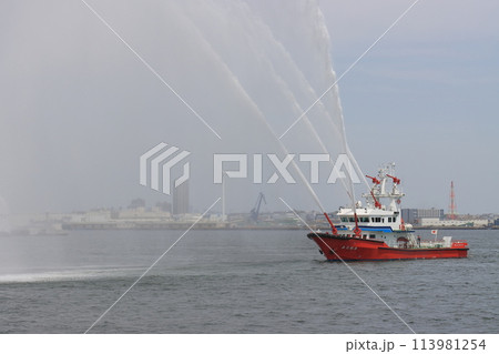 放水する消防艇　 113981254