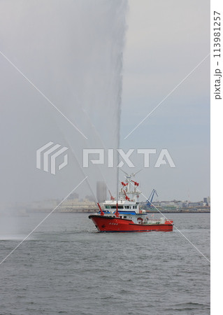 放水する消防艇　 113981257