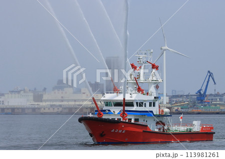 放水する消防艇 放水する消防艇 113981261