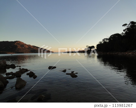 海越しに見た夕暮れ 113981267