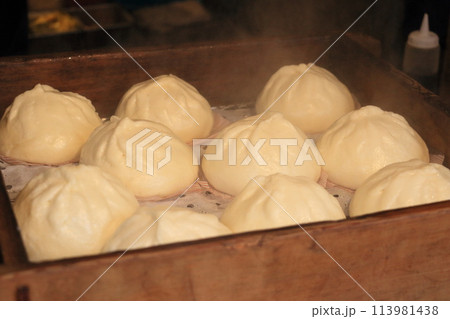 蒸しあがったホカホカの豚まん あったかい肉まん 蒸しあがったホカホカの豚まん あったかい肉まん 113981438