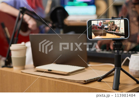 Young musicians on smartphone screen 113981484