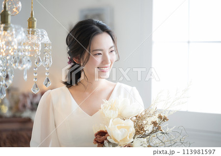 ウェディングドレスを着た若い女性の横顔　前撮りやブライダルなど花嫁の結婚式のイメージ 113981597