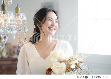 メインビジュアルにも!ウェディングドレスを着た若い女性 前撮りやブライダルなど花嫁の結婚式のイメージ メインビジュアルにも!ウェディングドレスを着た若い女性 前撮りやブライダルなど花嫁の結婚式のイメージ 113981598
