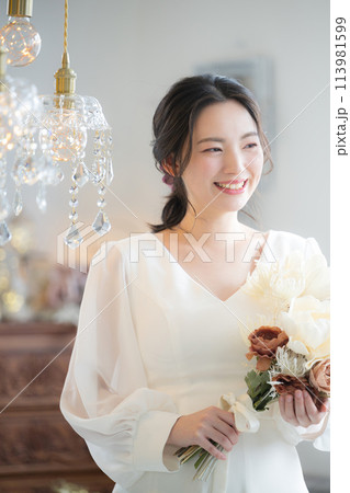 ウェディングドレスを着た若い日本人(アジア人)女性 前撮りやブライダルなど花嫁の結婚式のイメージの縦 ウェディングドレスを着た若い日本人(アジア人)女性 前撮りやブライダルなど花嫁の結婚式のイメージの縦 113981599