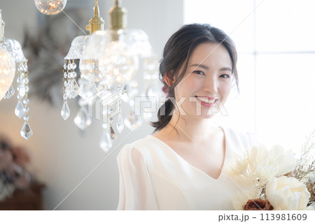 ウェディングドレスを着た若い日本人(アジア人）女性　前撮りやブライダルなど花嫁の結婚式のイメージ	 113981609