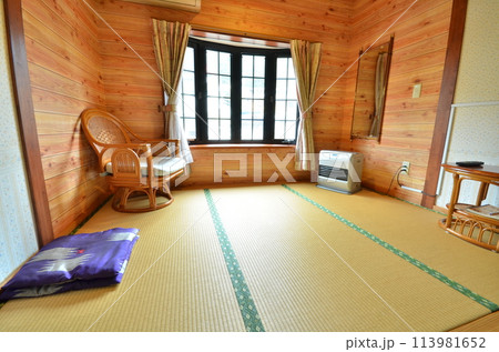 木の香り漂う和室のくつろぎ空間 日差し溢れる広々とした畳部屋 木の香り漂う和室のくつろぎ空間 日差し溢れる広々とした畳部屋 113981652