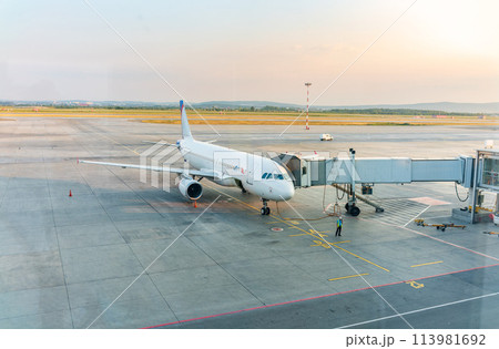 .The gate sleeve is docked to the aircraft. .The gate sleeve is docked to the aircraft. 113981692