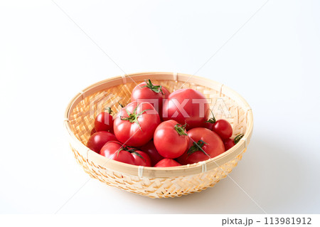かごに盛ったトマト 113981912