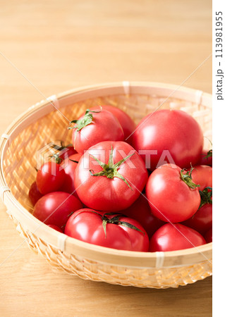 かごに盛ったトマト かごに盛ったトマト 113981955