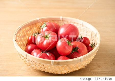 かごに盛ったトマト 113981956