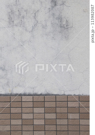 街中の様々な建造物の壁の模様 113982087