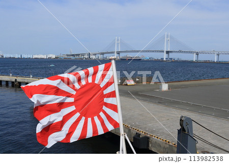 青空にはためく旭日旗 自衛艦旗 海上自衛隊 青空にはためく旭日旗 自衛艦旗 海上自衛隊 113982538