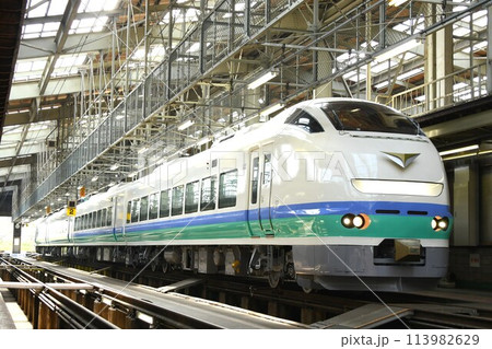 車両基地に停車するE653系(上沼垂色) 車両基地に停車するE653系(上沼垂色) 113982629