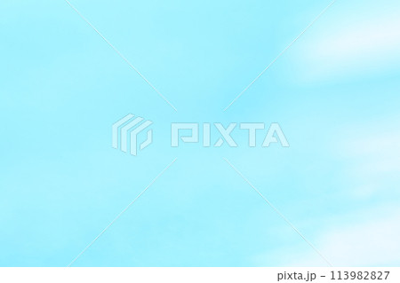 青色系のシンプルな背景　グラデーション 113982827