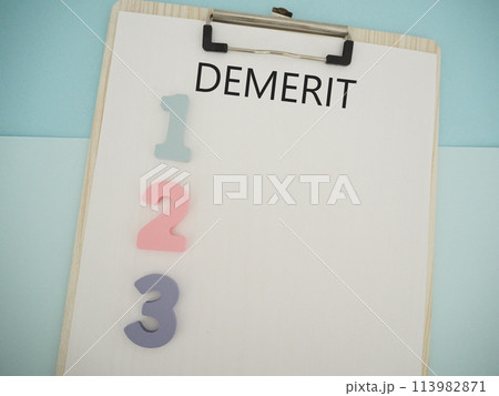 ボードにデメリットdemeritの文字と数字　箇条書き　コピースペース 113982871