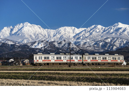 剱岳を眺めながら走る富山地方鉄道の電車 剱岳を眺めながら走る富山地方鉄道の電車 113984083