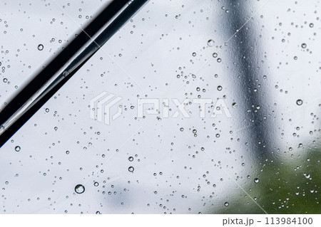 雨の日の傘についた雨粒 113984100