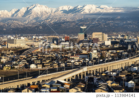 呉羽山から眺める立山連峰と北陸新幹線 113984141