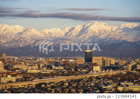 呉羽山から眺める立山連峰と北陸新幹線 呉羽山から眺める立山連峰と北陸新幹線 113984143