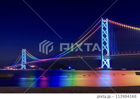 神戸市、明石海峡大橋のライトアップ（虹パターン） 113984168