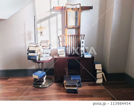 旧小樽商工会議所のレトロな書斎・會頭室の看板と書籍とランプ 113984454