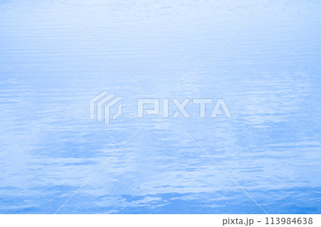 水面に映った空 水面に映った空 113984638