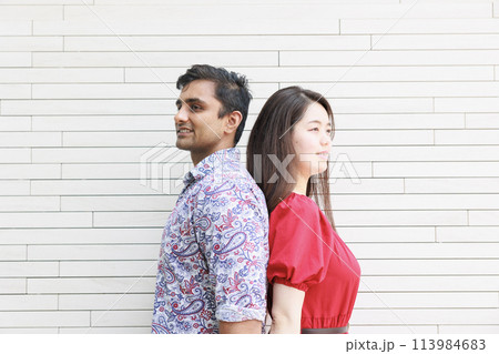 背中合わせの日本とインドの国際カップル 背中合わせの日本とインドの国際カップル 113984683