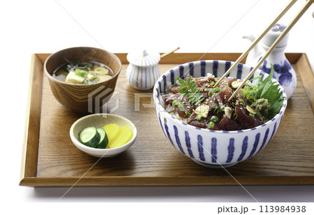 お盆にのせた 生かつおの漬け丼　（かつおの刺身を生姜のきいたタレに漬け込んで、豪快にごはんにのせた丼 113984938