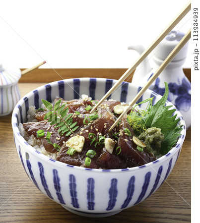 お盆にのせた 生かつおの漬け丼　（かつおの刺身を生姜のきいたタレに漬け込んで、豪快にごはんにのせた丼 113984939