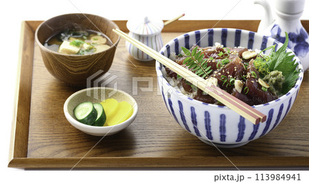お盆にのせた 生かつおの漬け丼　（かつおの刺身を生姜のきいたタレに漬け込んで、豪快にごはんにのせた丼 113984941
