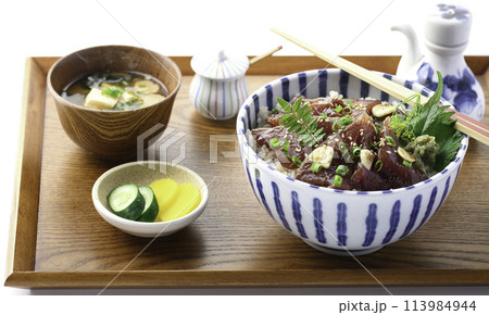 お盆にのせた 生かつおの漬け丼 (かつおの刺身を生姜のきいたタレに漬け込んで、豪快にごはんにのせた丼 お盆にのせた 生かつおの漬け丼 (かつおの刺身を生姜のきいたタレに漬け込んで、豪快にごはんにのせた丼 113984944