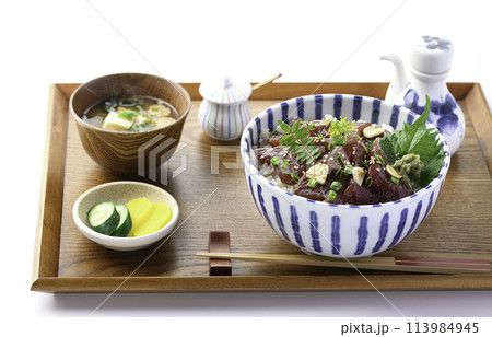 お盆にのせた 生かつおの漬け丼　（かつおの刺身を生姜のきいたタレに漬け込んで、豪快にごはんにのせた丼 113984945