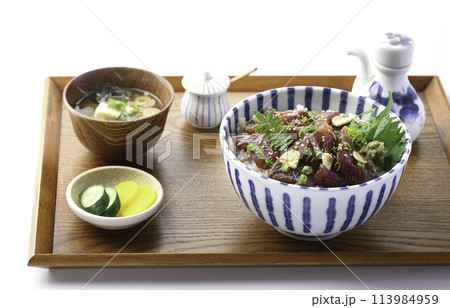 お盆にのせた 生かつおの漬け丼 (かつおの刺身を生姜のきいたタレに漬け込んで、豪快にごはんにのせた丼 お盆にのせた 生かつおの漬け丼 (かつおの刺身を生姜のきいたタレに漬け込んで、豪快にごはんにのせた丼 113984959