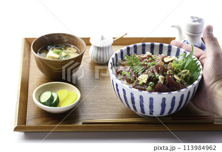 お盆にのせた 生かつおの漬け丼 (かつおの刺身を生姜のきいたタレに漬け込んで、豪快にごはんにのせた丼 お盆にのせた 生かつおの漬け丼 (かつおの刺身を生姜のきいたタレに漬け込んで、豪快にごはんにのせた丼 113984962