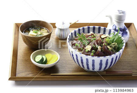 お盆にのせた 生かつおの漬け丼 (かつおの刺身を生姜のきいたタレに漬け込んで、豪快にごはんにのせた丼 お盆にのせた 生かつおの漬け丼 (かつおの刺身を生姜のきいたタレに漬け込んで、豪快にごはんにのせた丼 113984963