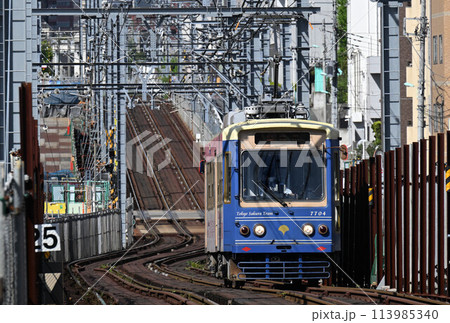起伏の多い区間を走る路面電車、都電荒川線 113985340